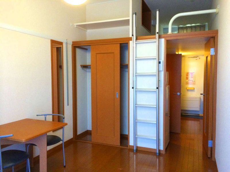 レオパレストーレイ 居間