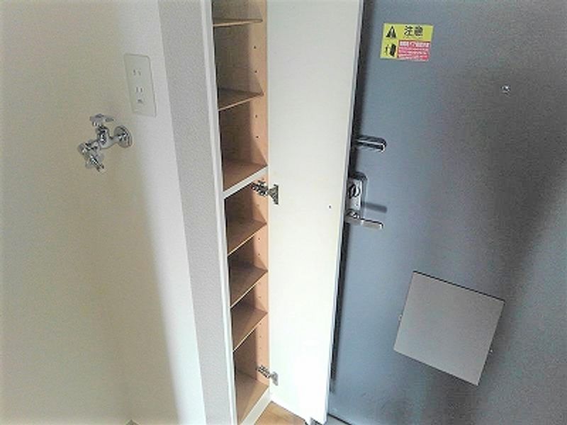 レオパレスユーカリ 玄関