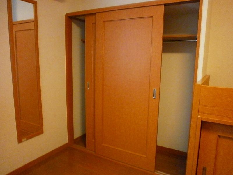 レオパレスメローネⅤ 収納