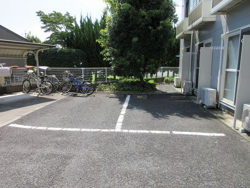 レオパレスＹＯＳＨＩＯＫＡ 駐車場