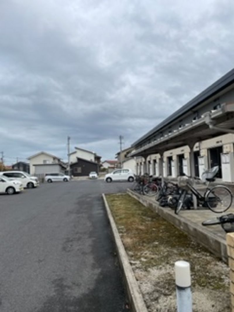 レオパレスエルステル 駐車場