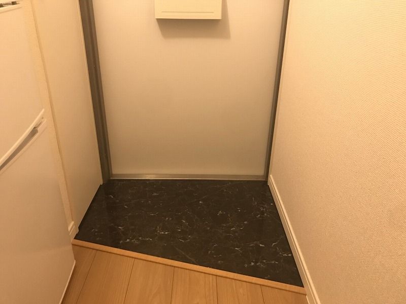 レオパレス椿 玄関