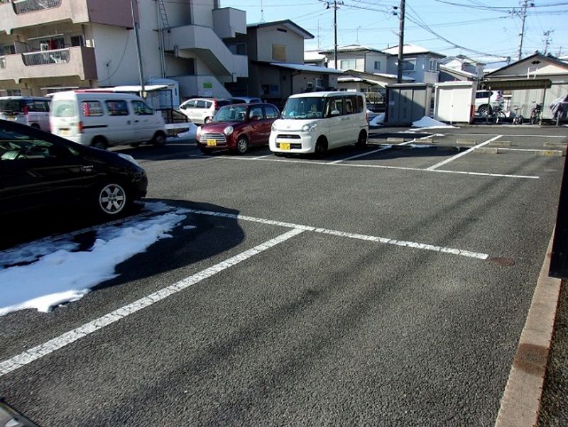 レオパレスブレセイ 駐車場