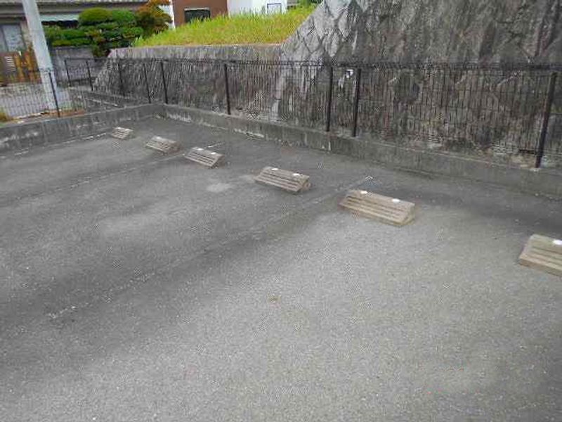 レオパレスリヴェール二ツ坂 駐車場