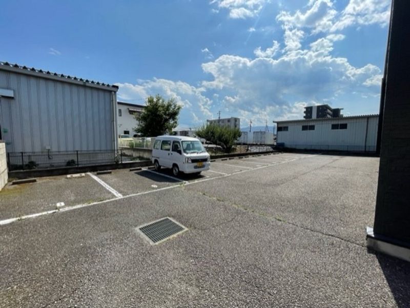 レオパレスメゾン桔梗 駐車場