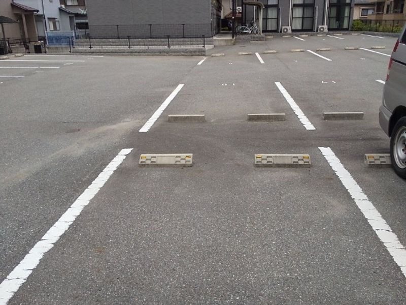 レオパレス翼Ⅵ 駐車場