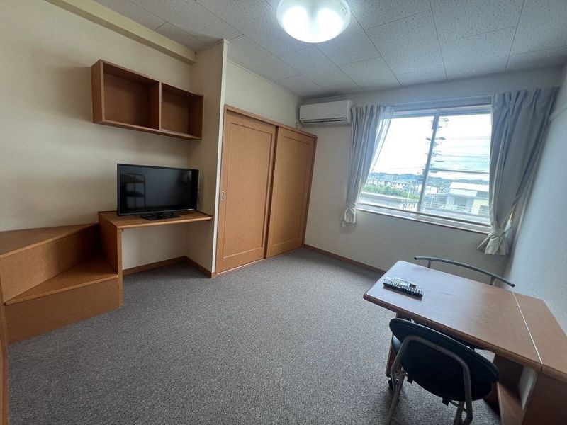レオパレスブロード・ミヤワキ 居間