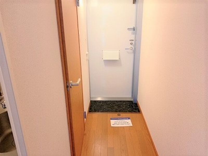 レオパレスセリバテール仁川 玄関