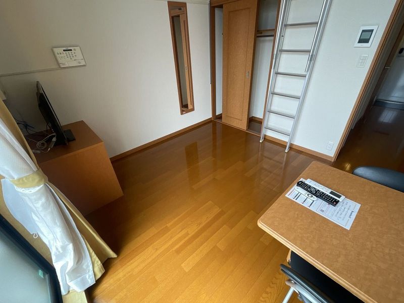 レオパレスピュア高松 居間
