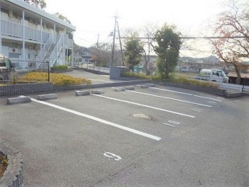 レオパレス勇舞 駐車場