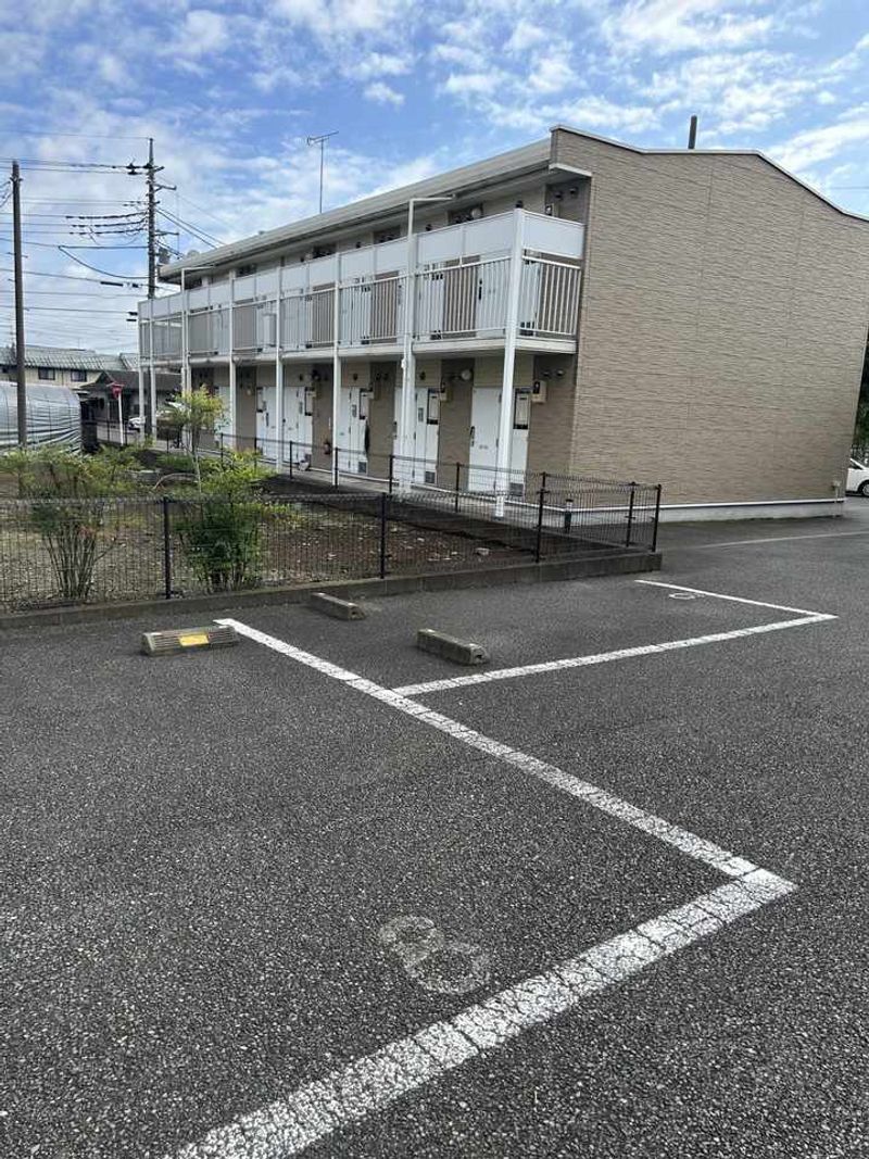 レオパレスさんが 駐車場