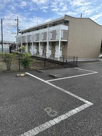 レオパレスさんが 駐車場