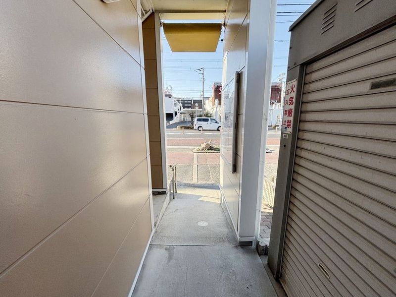 レオパレス臨港線 エントランス