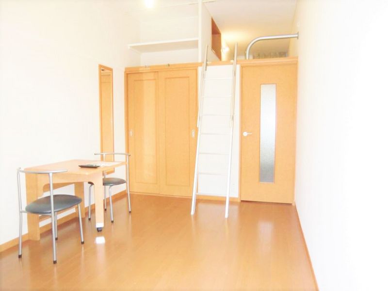 レオパレス上坂部 居間