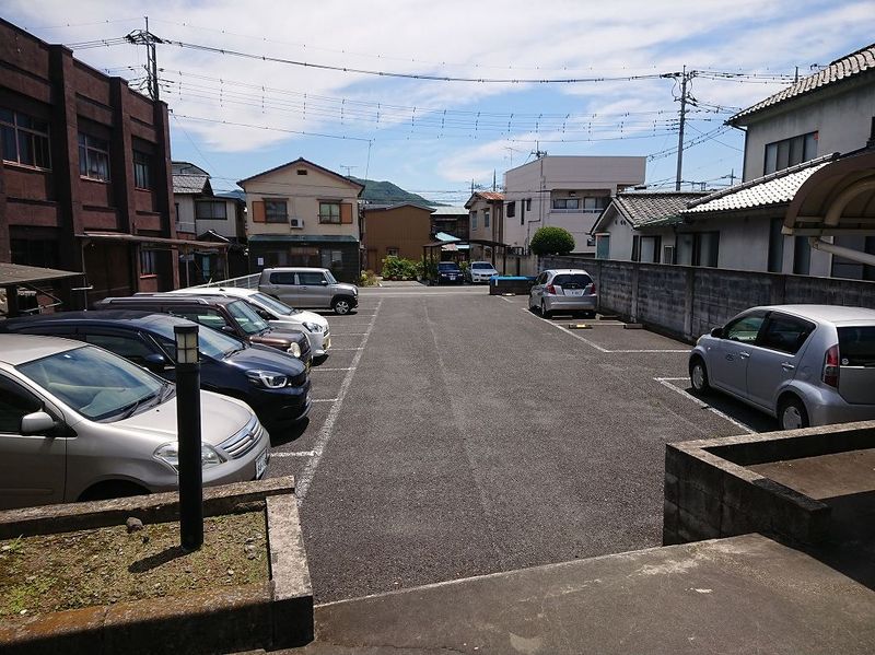 レオパレスアルファコート 駐車場