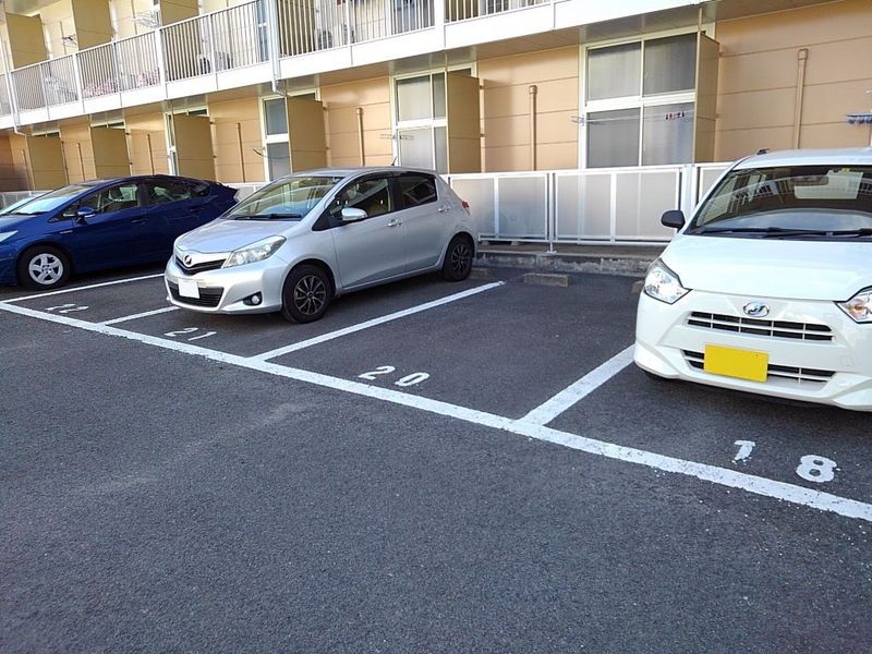 レオパレスラポール松福 駐車場