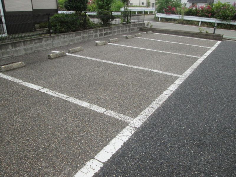 レオパレスいずみ 駐車場