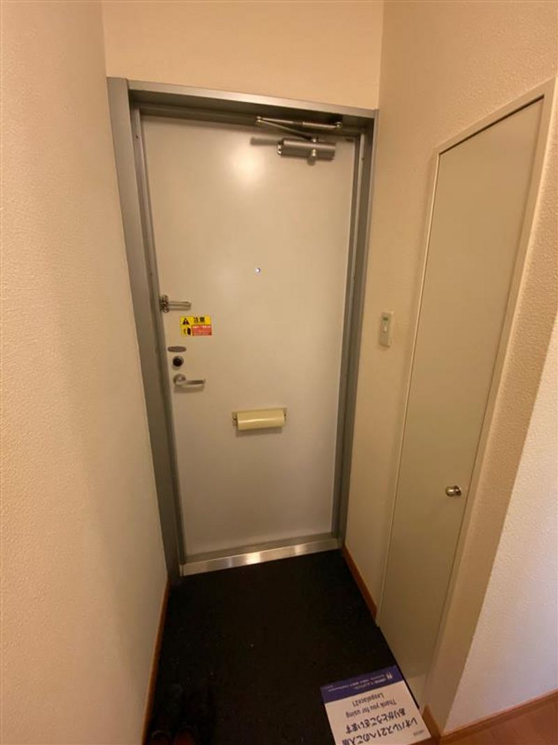 レオパレス春日 玄関