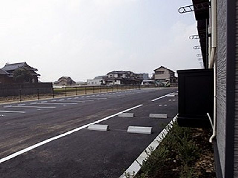 レオパレスフローラ 駐車場