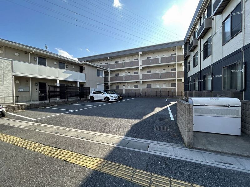 LEONEXT Ren 停车场