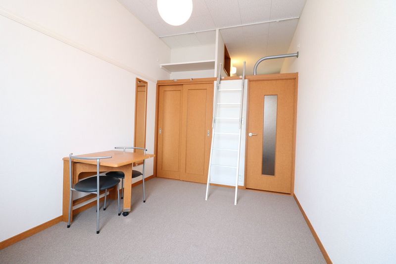 レオパレスブライトン新田辺 居間