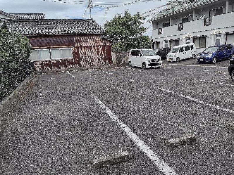 レオパレスドルフ 駐車場