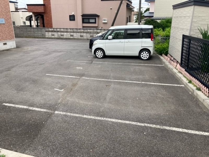 レオパレス富岡 駐車場