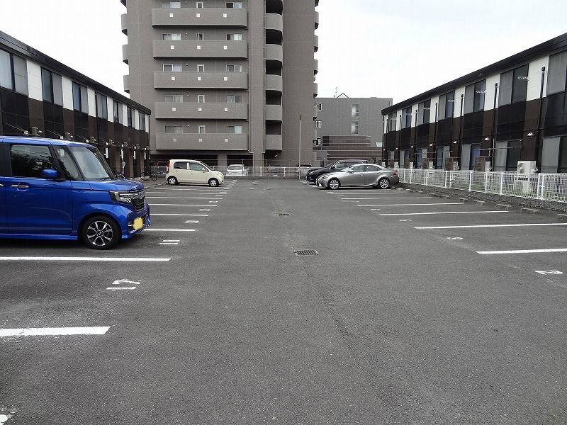 レオパレスロワール三条Ａ 駐車場