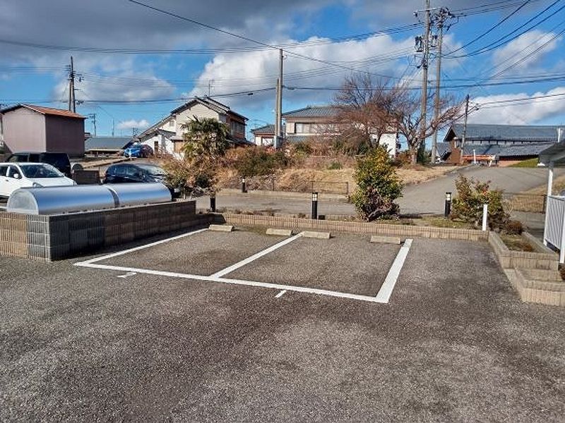 レオパレスメルベーユ新津 駐車場