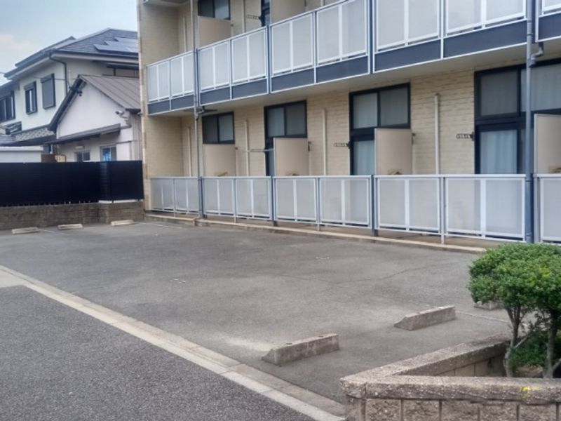 レオパレス南荒子 駐車場