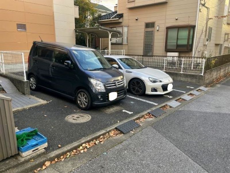 レオパレスユビキタスＨ 駐車場