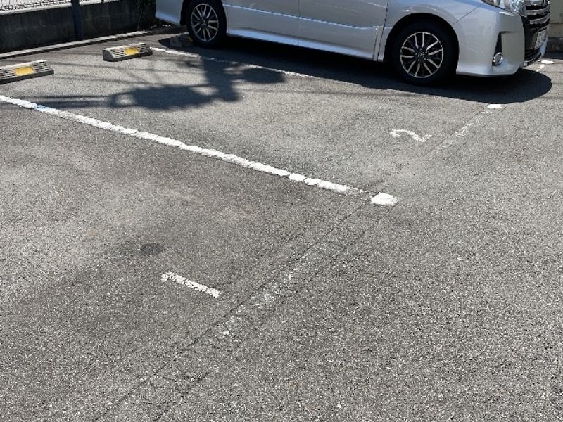 レオパレスエレカーサ 駐車場