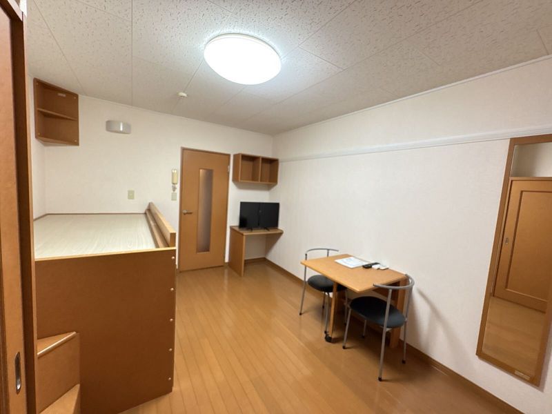 レオパレス三丁田 居間