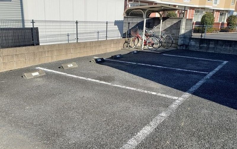 レオパレス彩参番館 駐車場