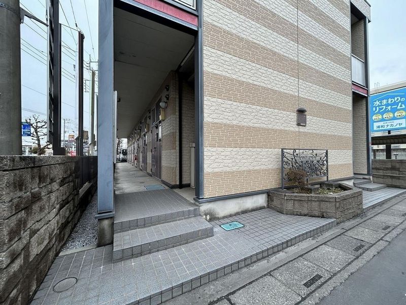 レオパレスプルミエール エントランス