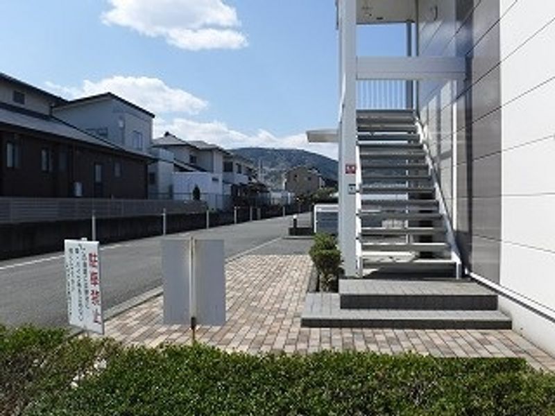 レオパレスフローラ松岡 エントランス