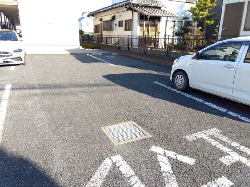 レオパレスラーナ 駐車場