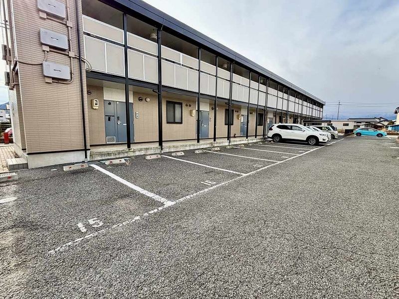レオパレスサニーたか 駐車場