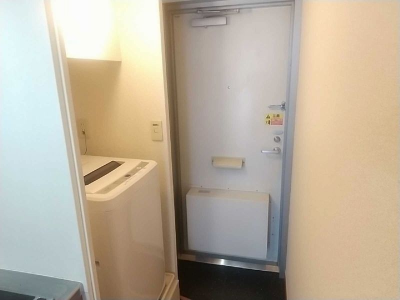 レオパレススリーフォー 玄関