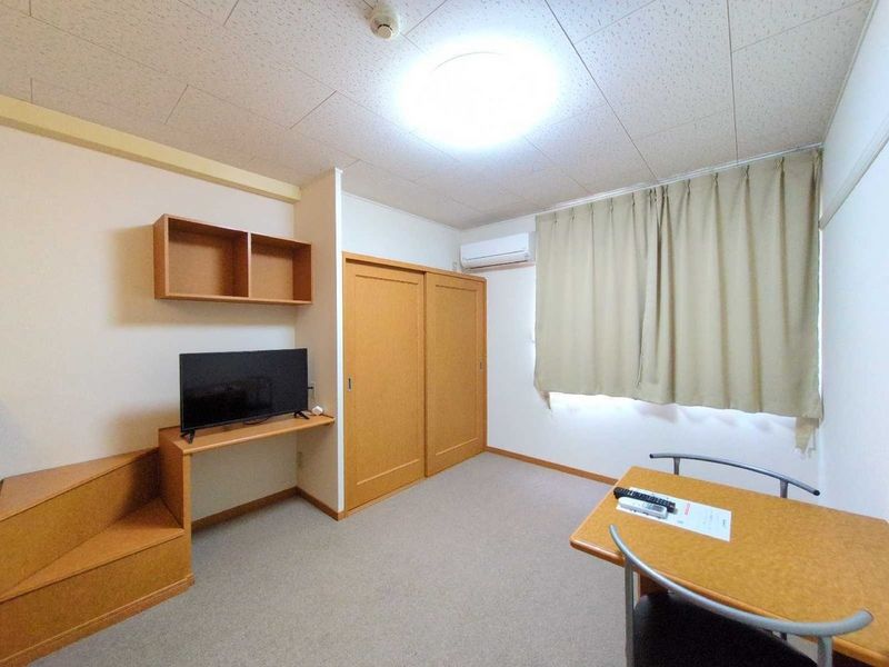 レオパレストホリ 居間