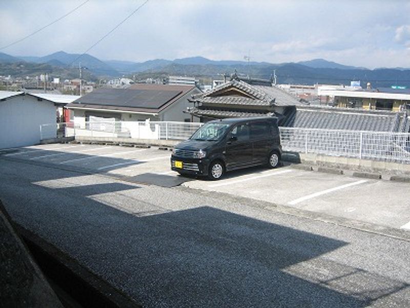 レオパレスグリーンハイツ坂 駐車場