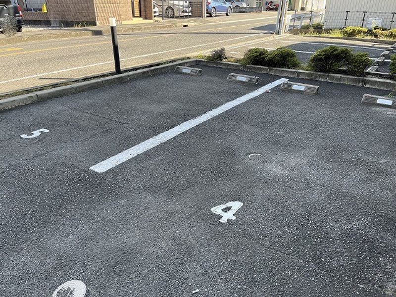 レオパレスサンエイ 駐車場