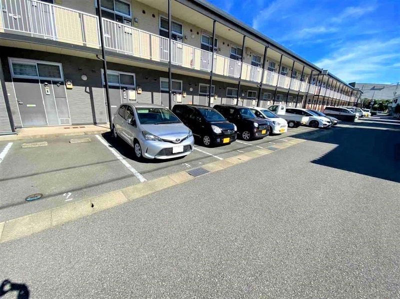 レオパレスフリージア 駐車場
