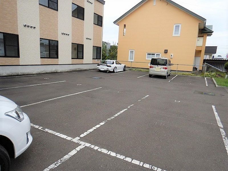 レオパレスクローバー 駐車場