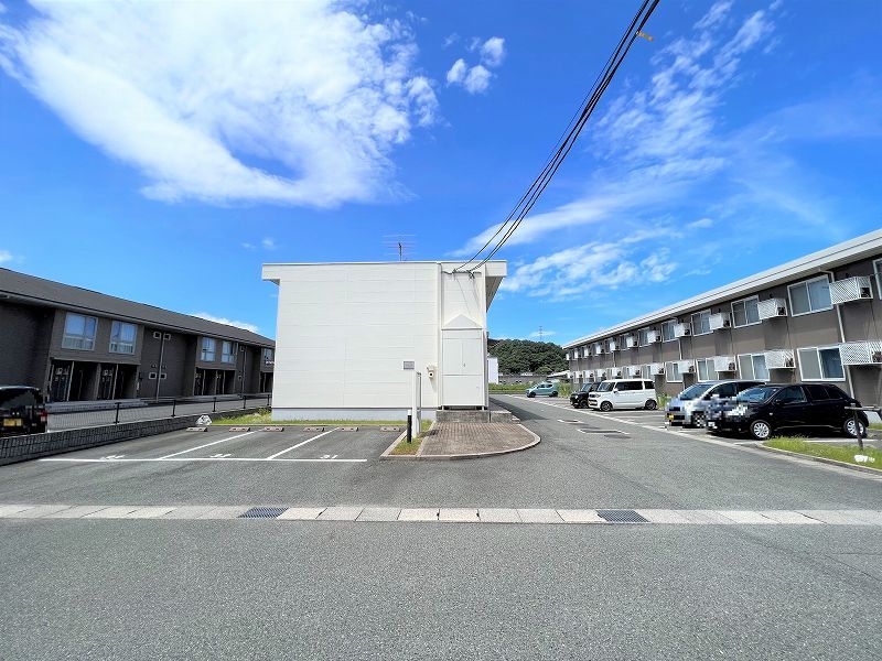 レオパレスＷｅｓｔＣｏｕｒｔⅠ 駐車場