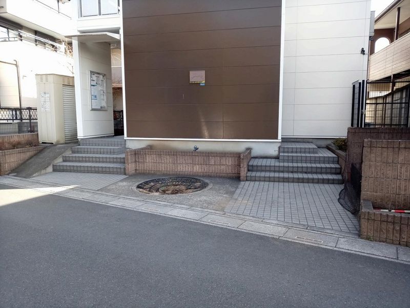 レオパレスはとがや エントランス