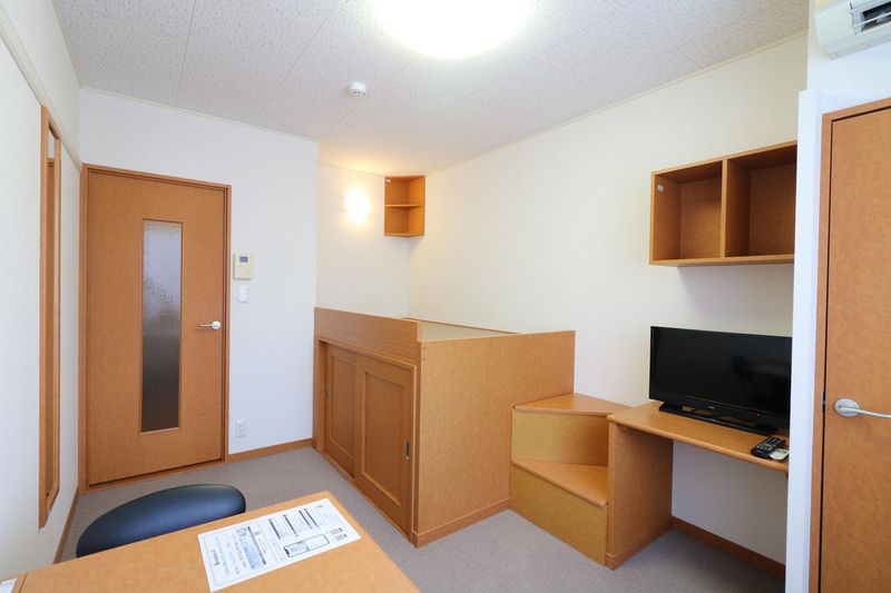 レオパレス茶山 居間