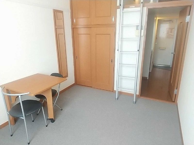 レオパレス城 居間