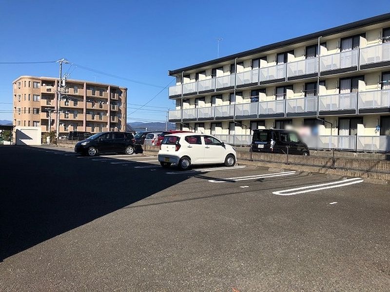 レオパレスサード 駐車場