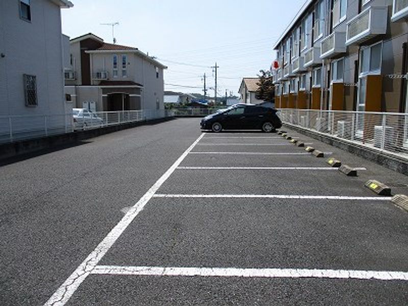レオパレスアルエット 駐車場